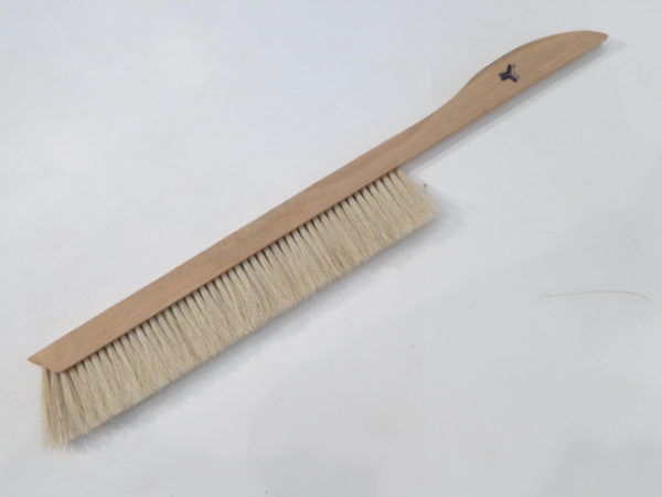art.247 Spazzola in crine chiaro di cm. 50